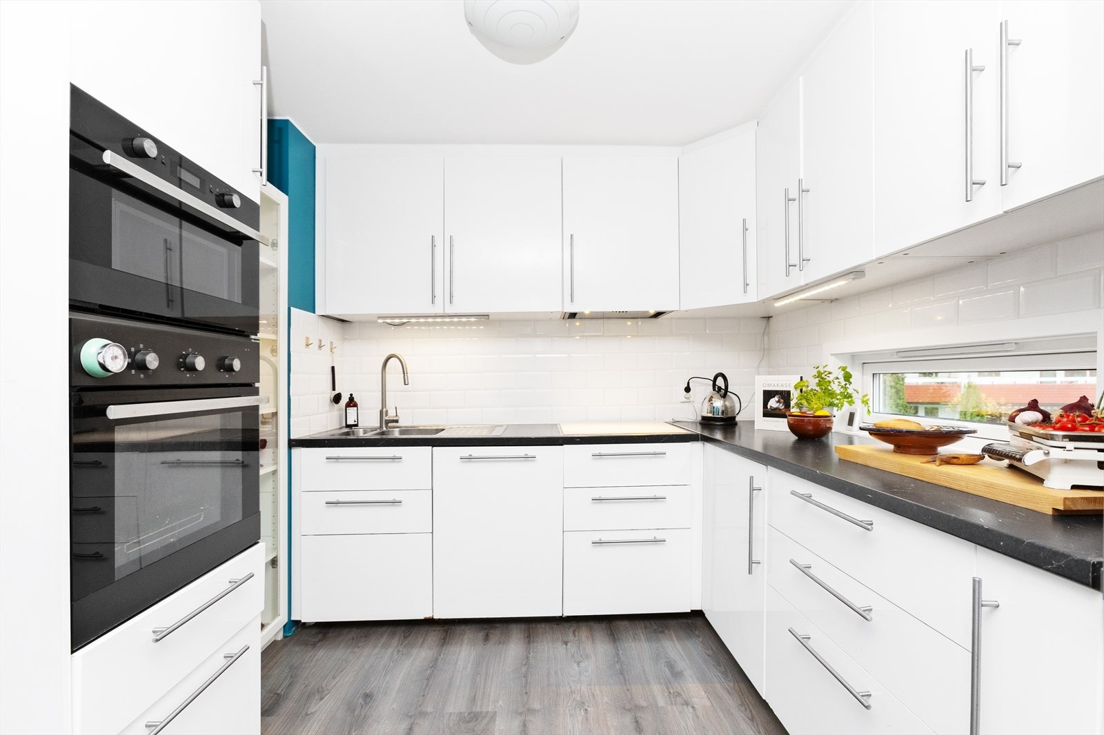 Te for to eller middag for mange. Gode smaker møter nye venner. Det begynner på kjøkkenet. Med friske råvarer, en klype inspirasjon og en smule tålmodighet. Krydder etter smak. Galleribilde