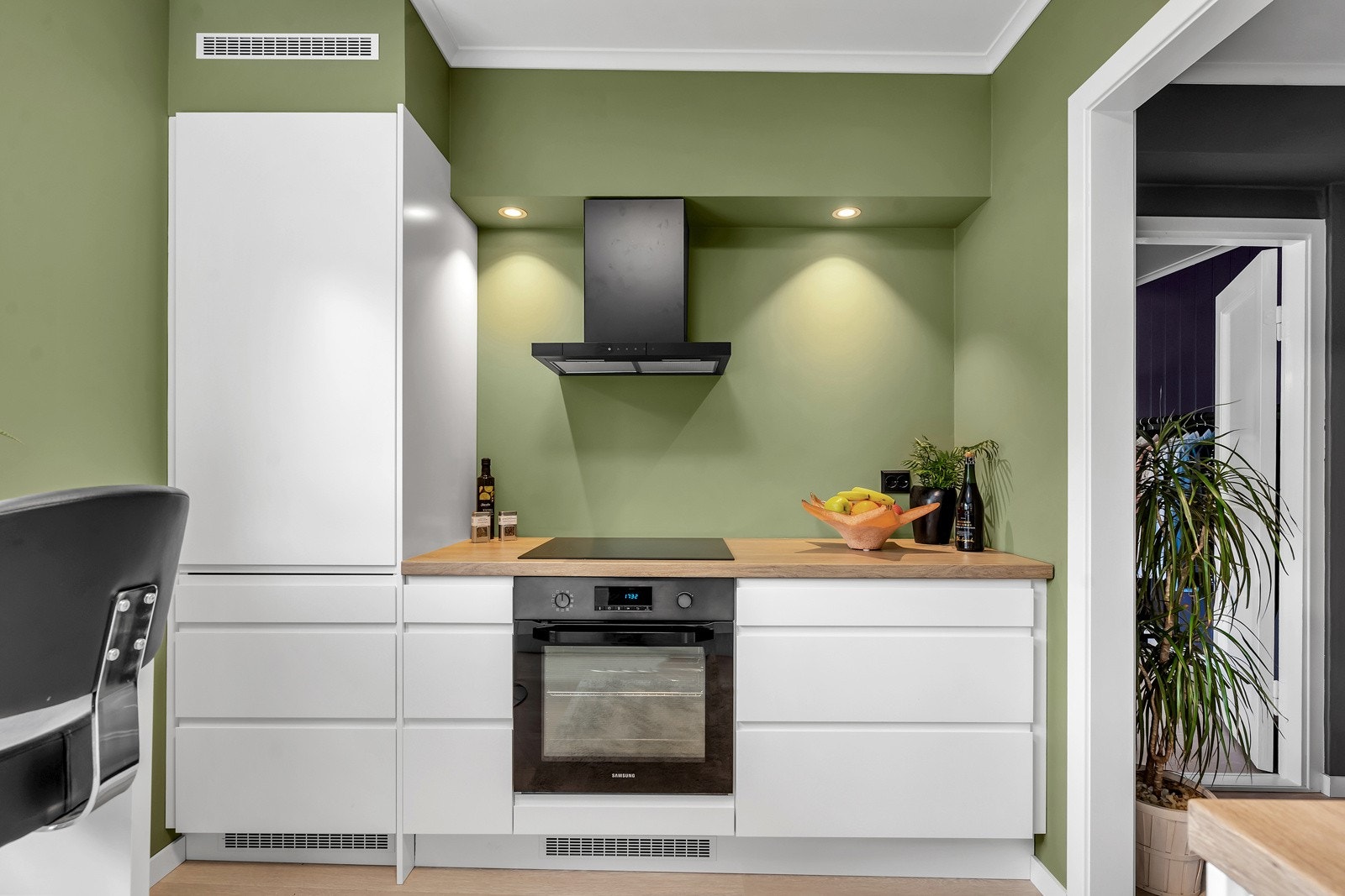 På kjøkkenet er det integrerte hvitevarer Galleribilde