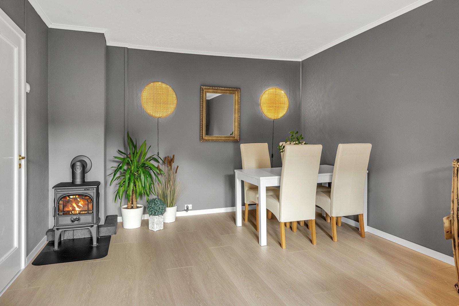 Romslig stue med plass til spisegruppe Galleribilde