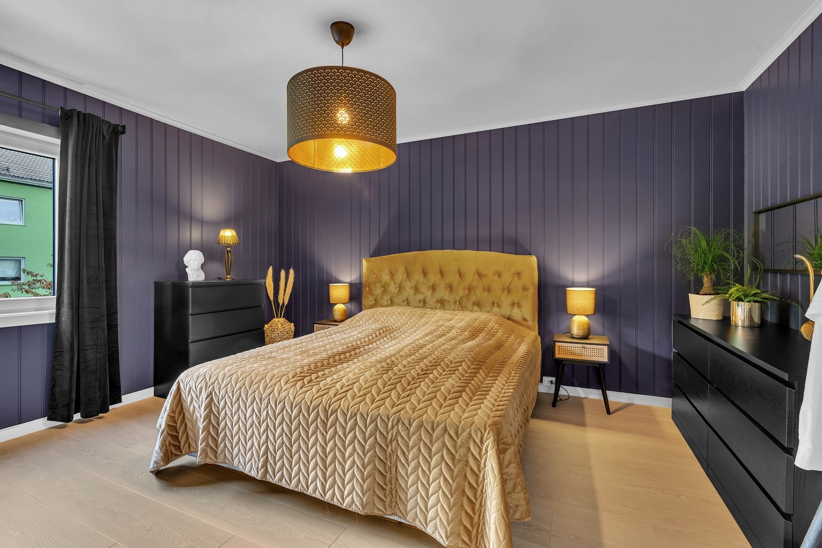 Soverom 1 med god plass til seng og garderobe Galleribilde