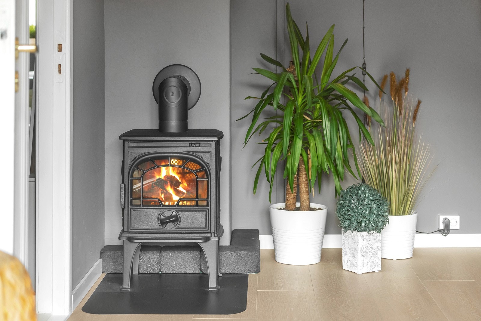 Koselig vedovn som varmer opp på kalde høst- og vinterdager Galleribilde