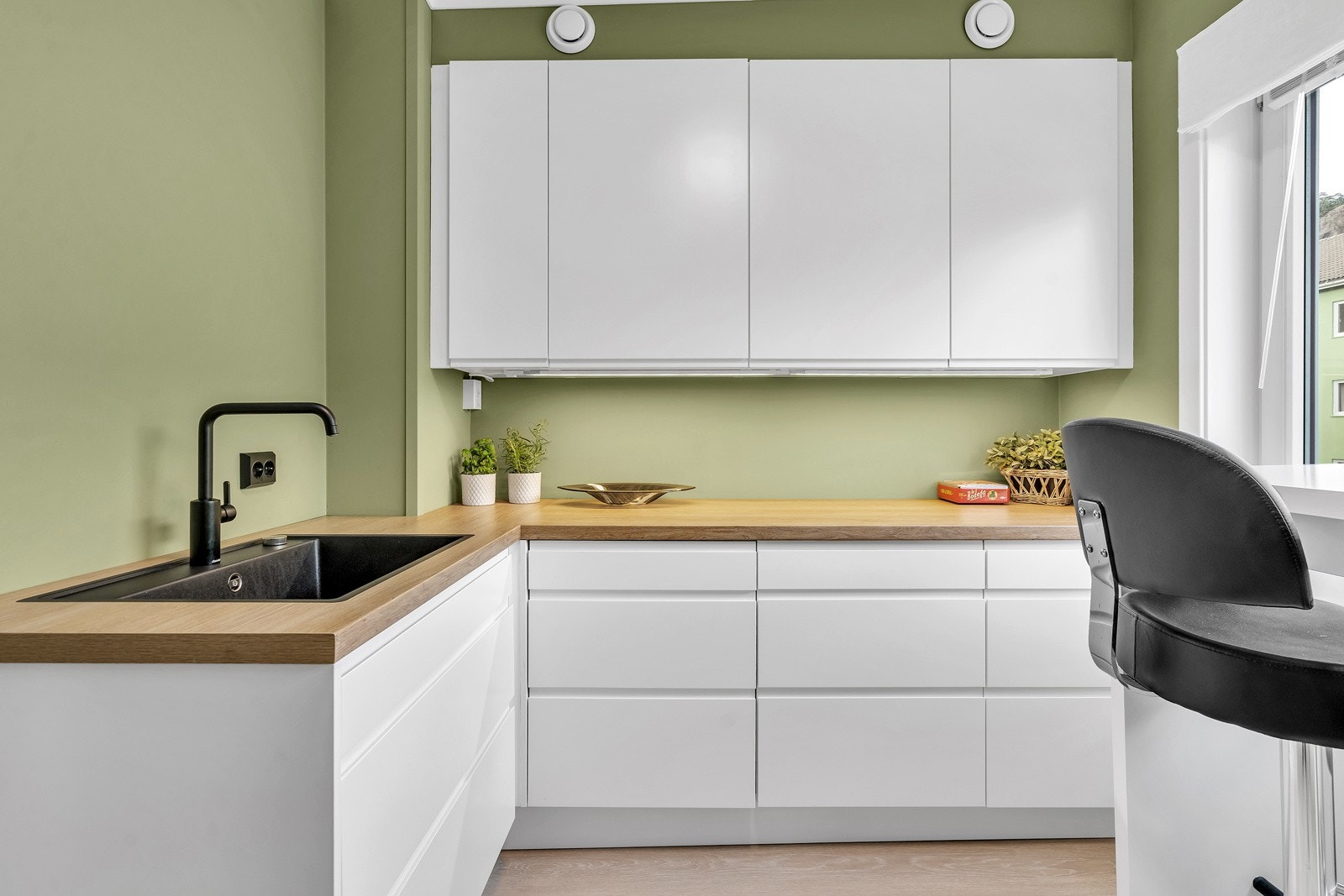 Lekkert kjøkken med god benk- og skapplass Galleribilde