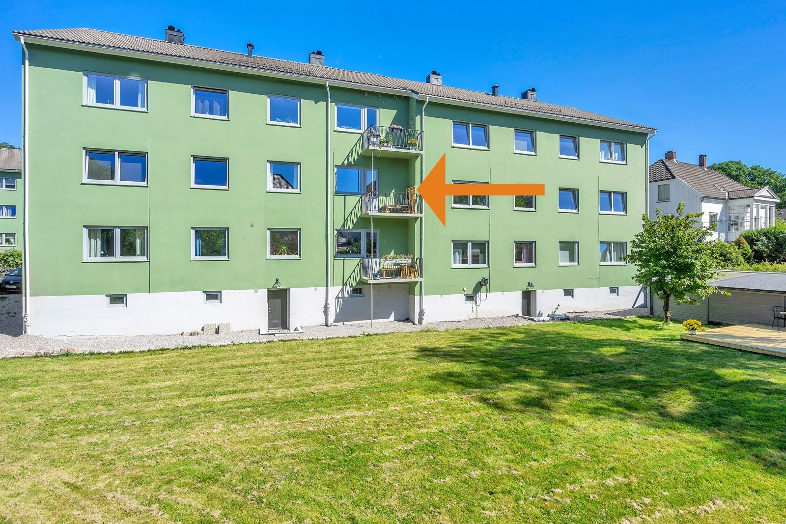 Leiligheten ligger i byggets 2. etasje med balkong Galleribilde