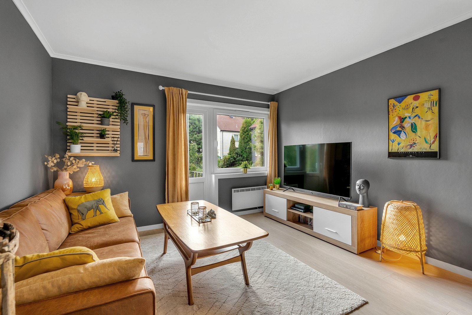 I stuen er det plass til sofagruppe og TV-seksjon Galleribilde