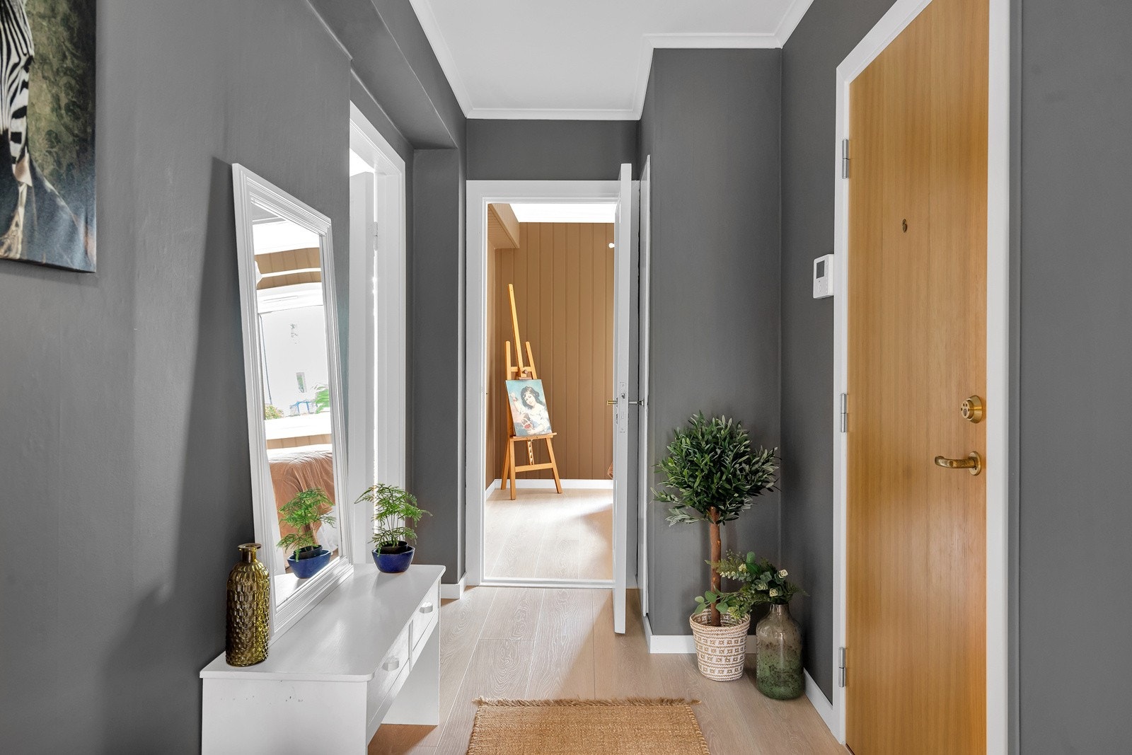 Velkommen inn! Gang med plass til oppbevaring av ytterklær og sko Galleribilde