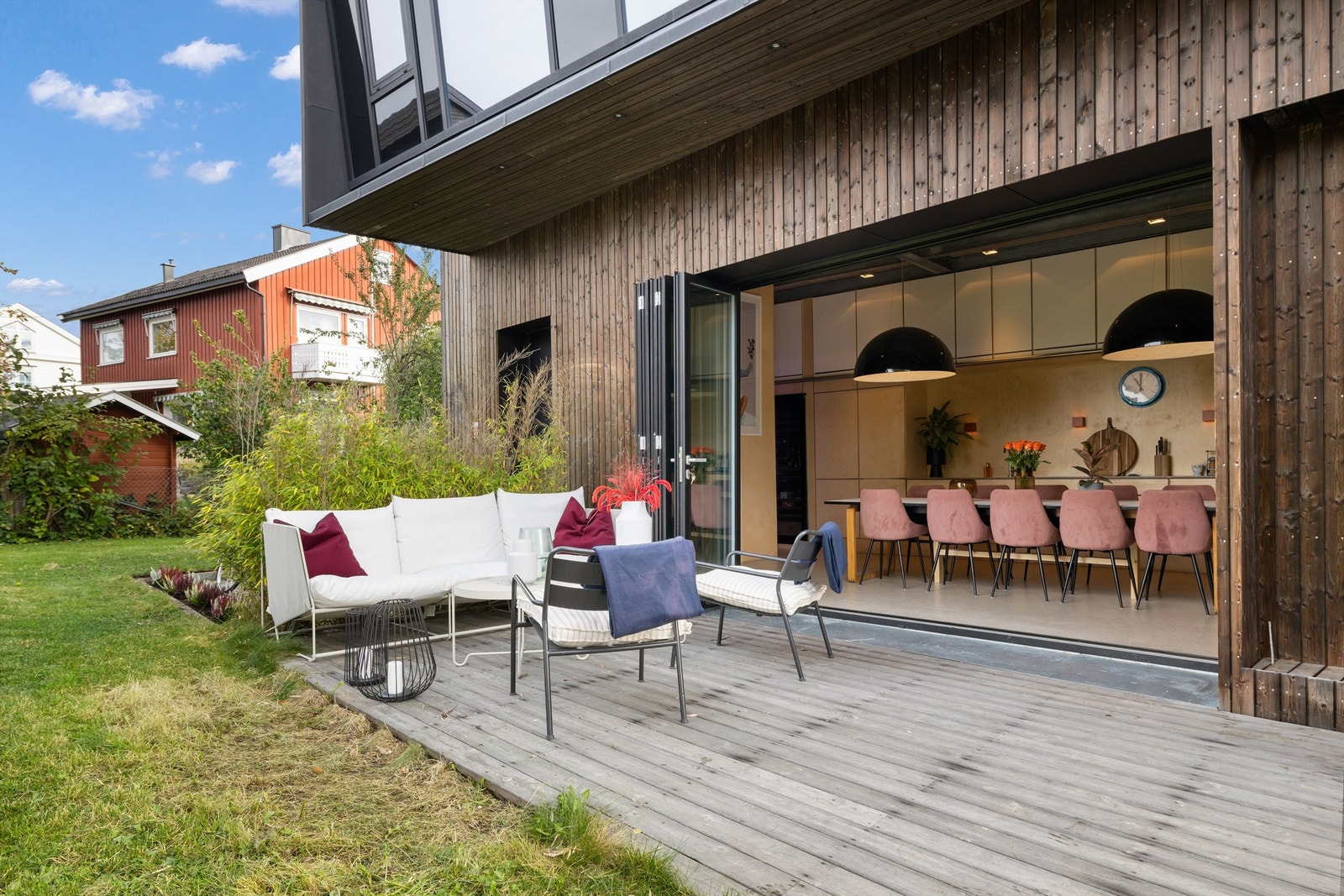 Vestvendt terrasse utenfor kjøkkenet Galleribilde