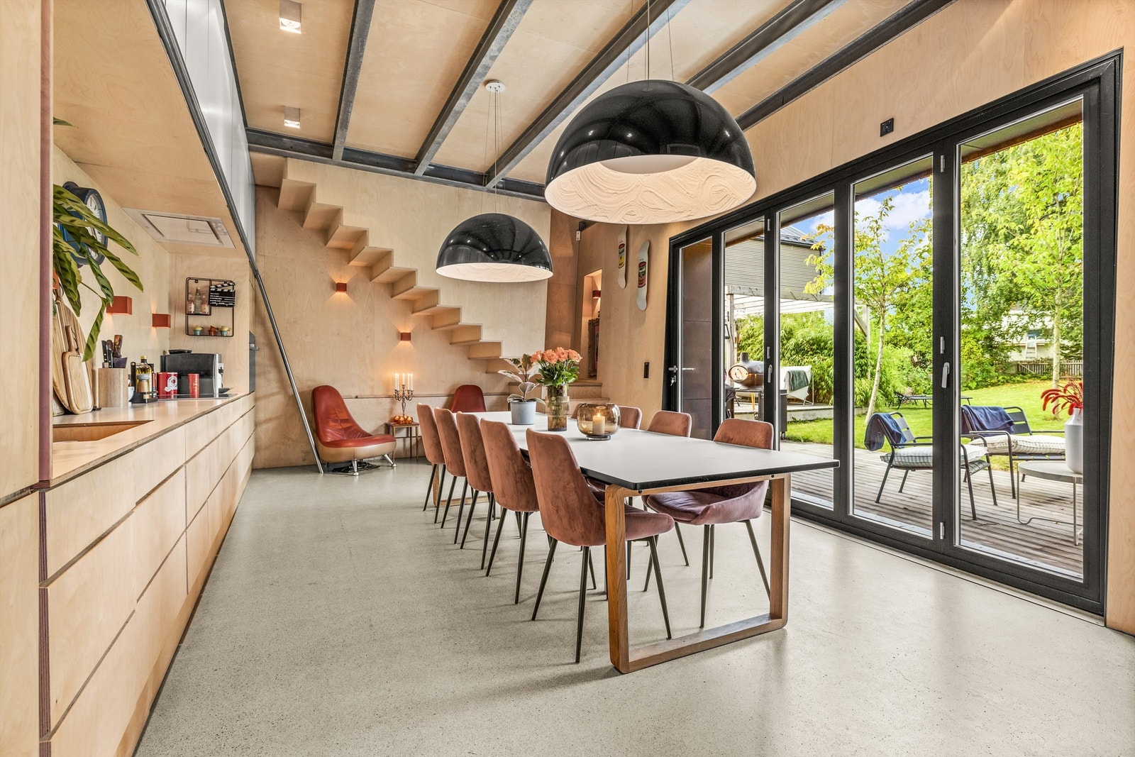 Velkommen til Munkerudveien 1B - En unik og arkitekttegnet bolig med gjennomført design, romslig planløsning, stor hage og dobbelgarasje Galleribilde
