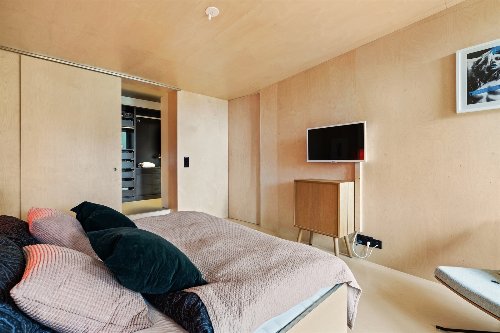 Hovedsoverom med skyvedører inn til omkledningsrommet og videre til badet Galleribilde
