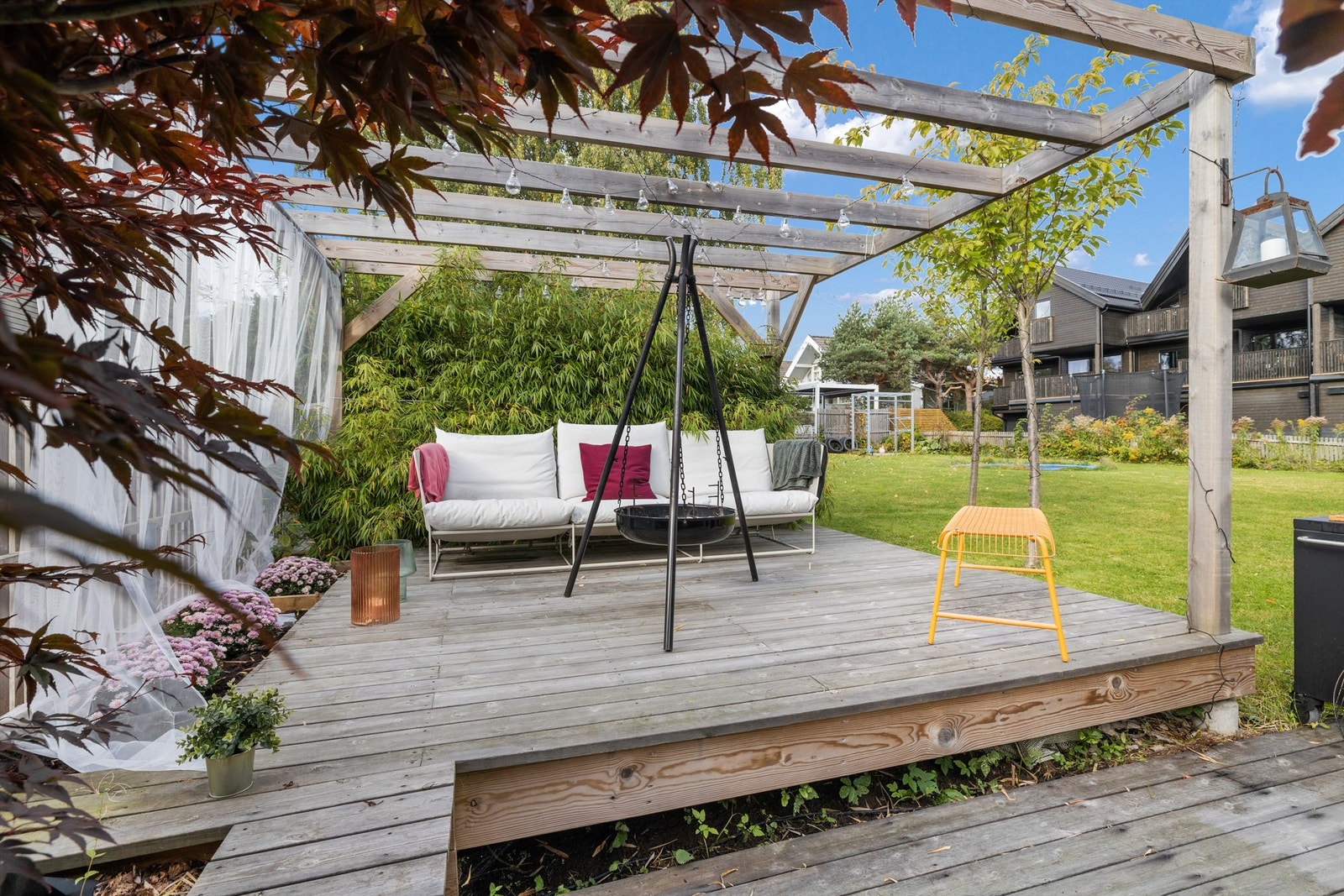 Terrasse med pergola i hagen Galleribilde