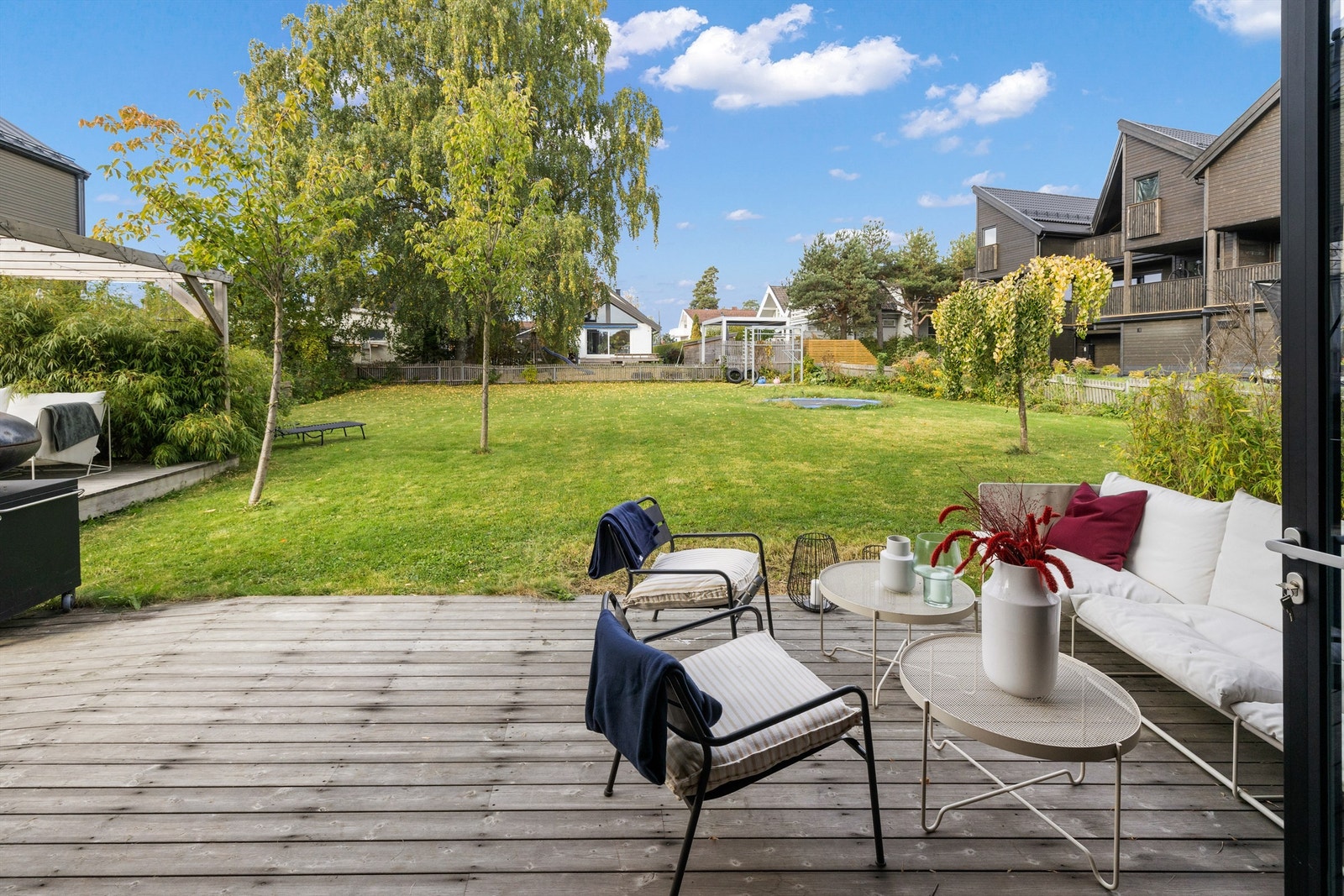Vesvendt og solrik terrasse og hage Galleribilde