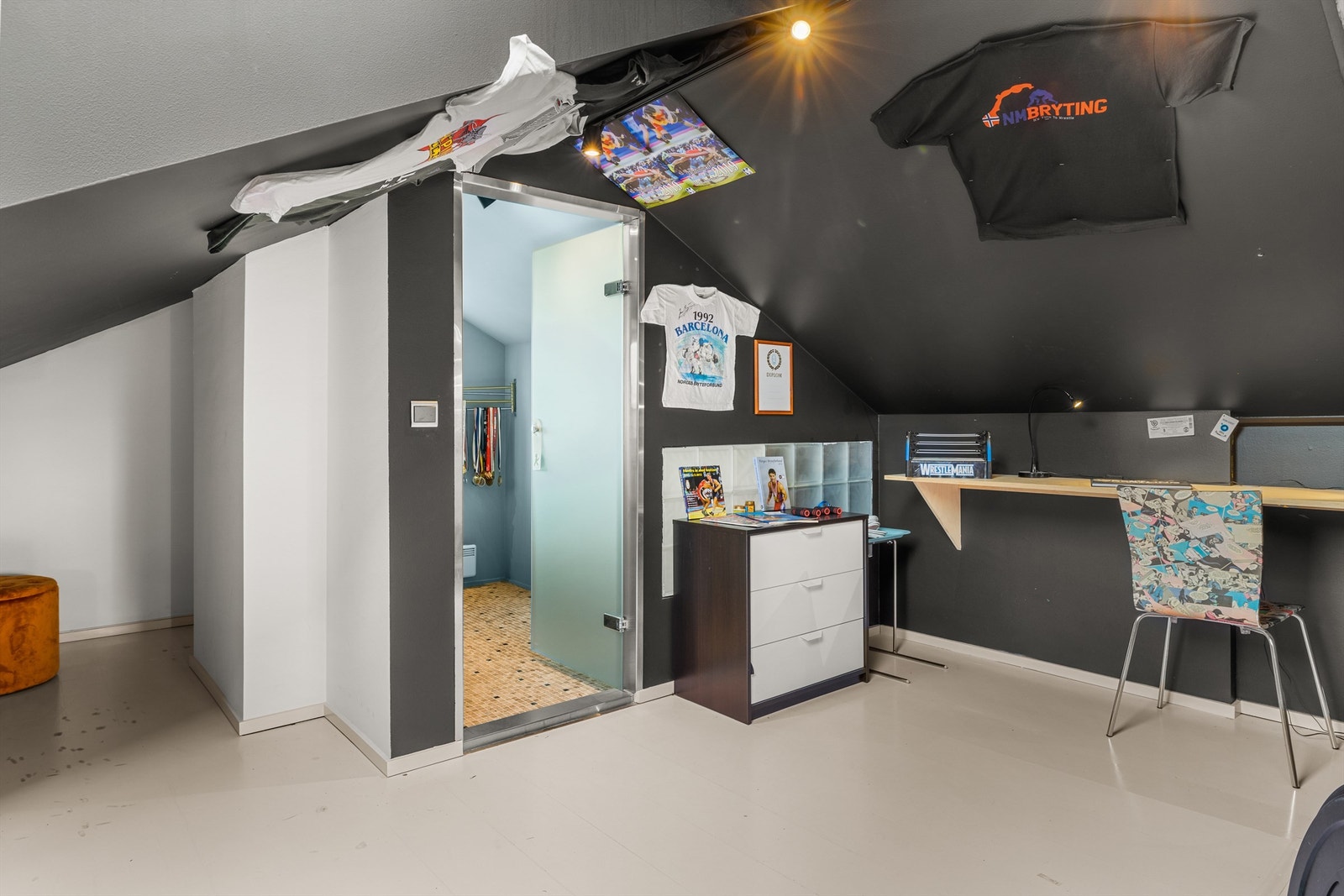 Loftstue/soverom med tilliggende toalett Galleribilde