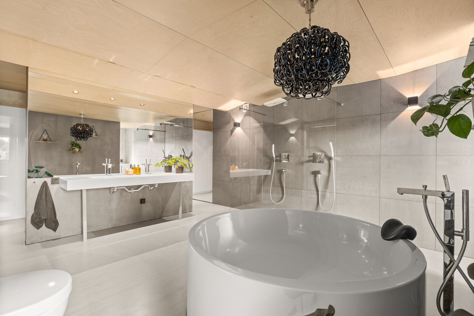 Badet har bl.a. dobbel servant, badekar og dobbeldusj Galleribilde