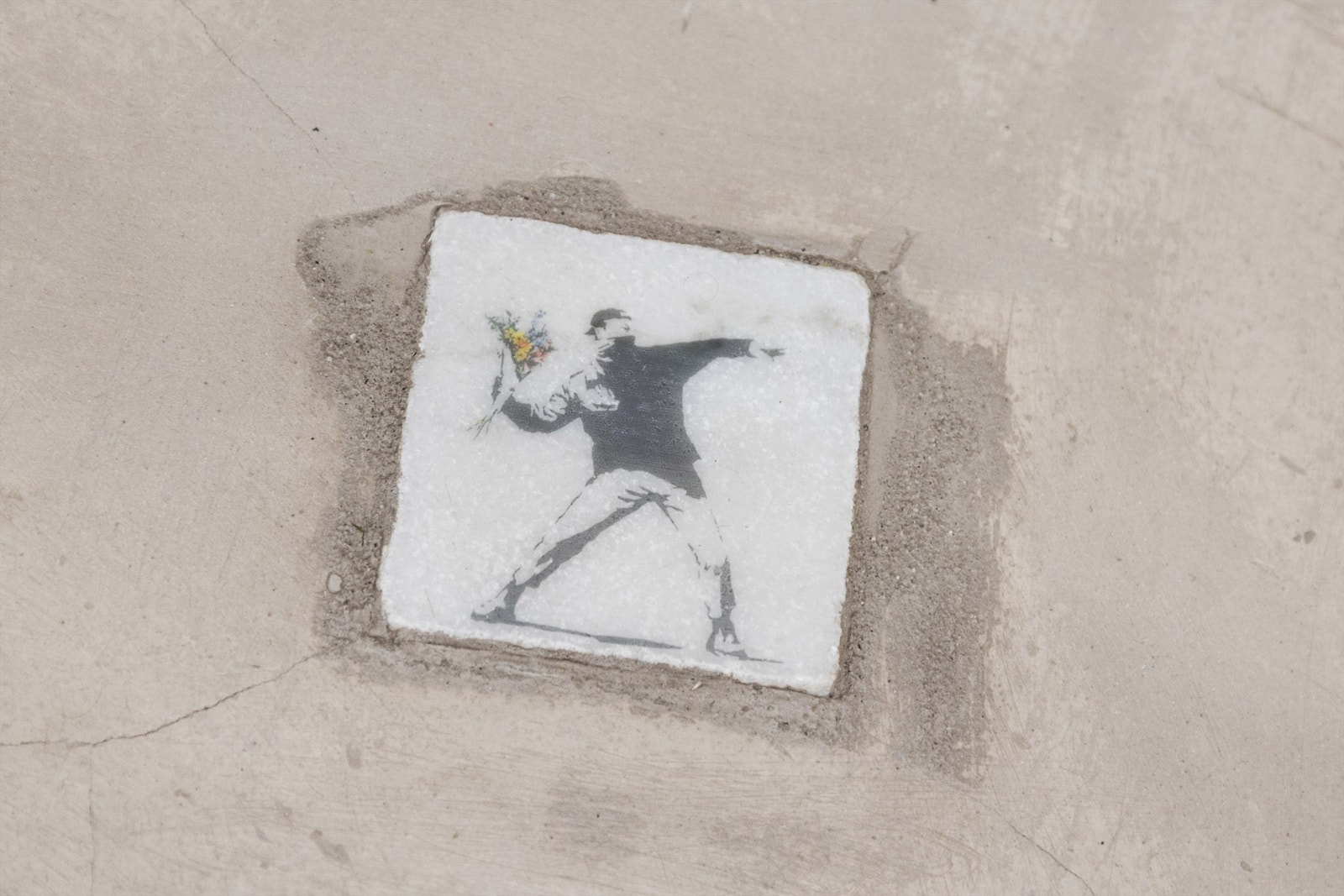 Påkostede streetart elementer lagt inn i kjellergulvet Galleribilde