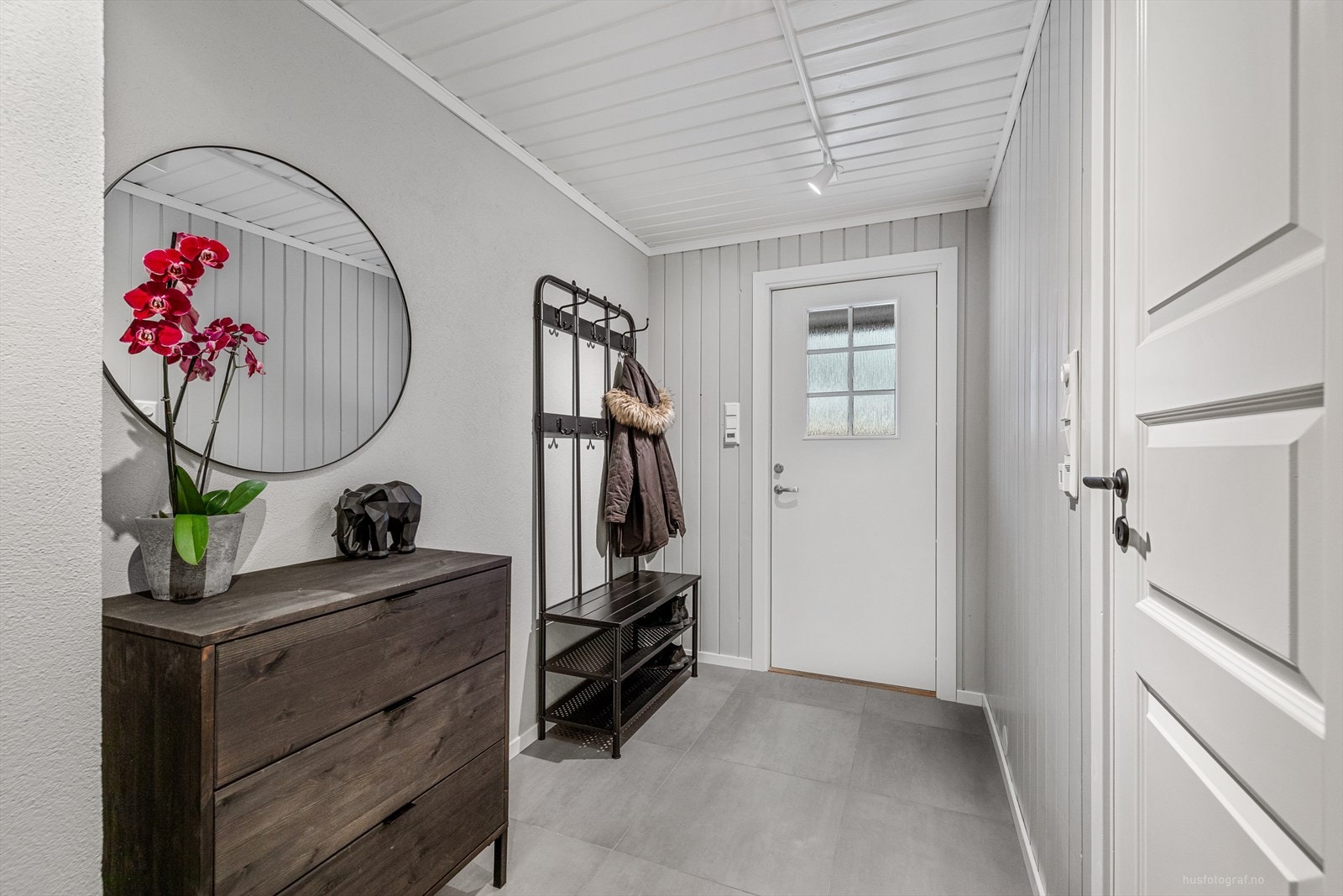 Lys og fin entre ønsker deg velkommen inn! Her er det fliser og varmekabler. Galleribilde