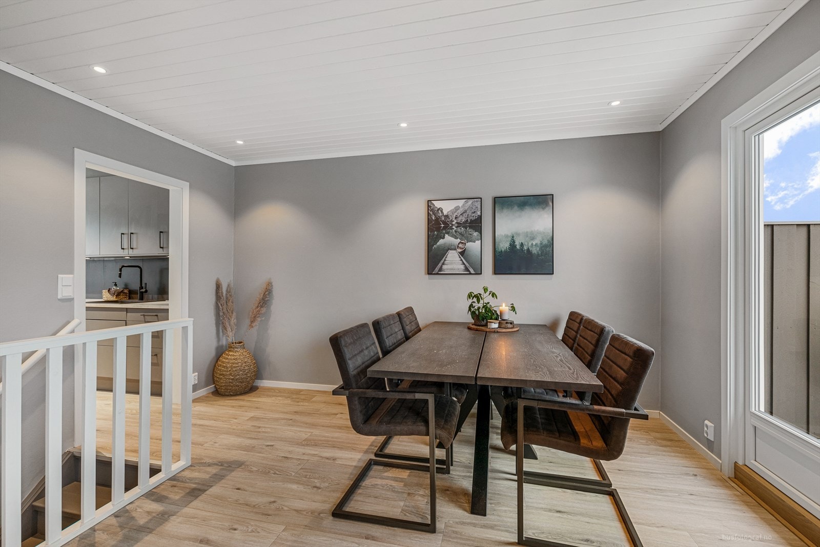 Hyggelig spisestue med utgang til stor balkong. Galleribilde