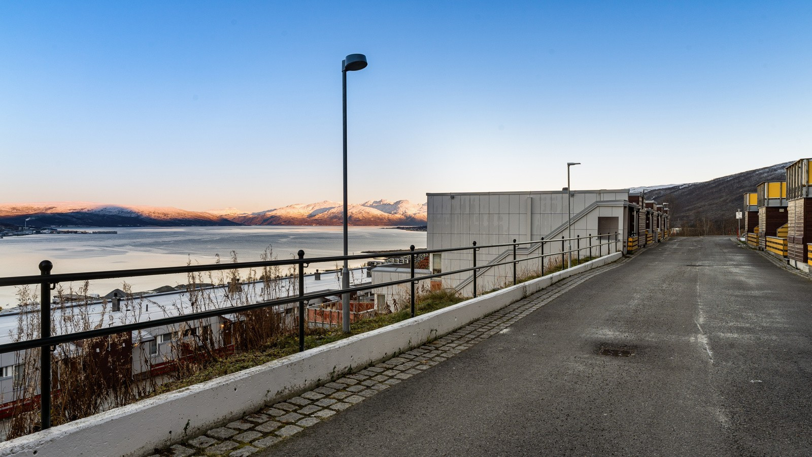Fra boligen har du kort vei til dagligvare, skole og barnehage samt flotte turområder.