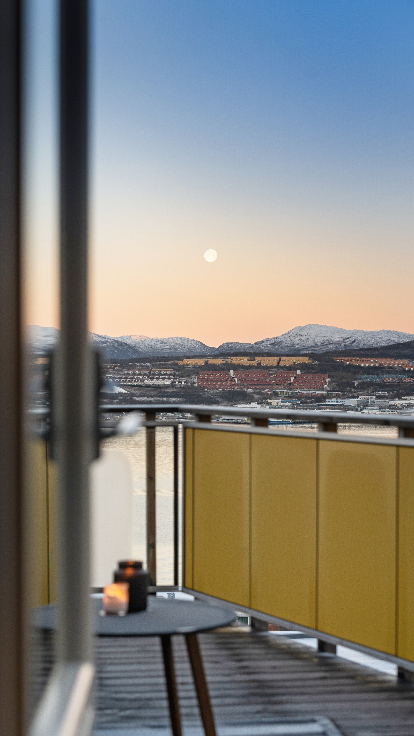 Fra stuen er det utgang til veranda med nydelig utsikt over Tromsøysundet og Tromsøya.