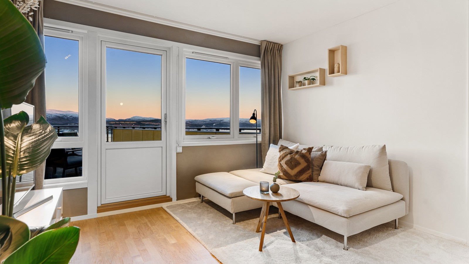 Stuen fremstår som romslig med god plass til sofa med tilhørende bord og TV.