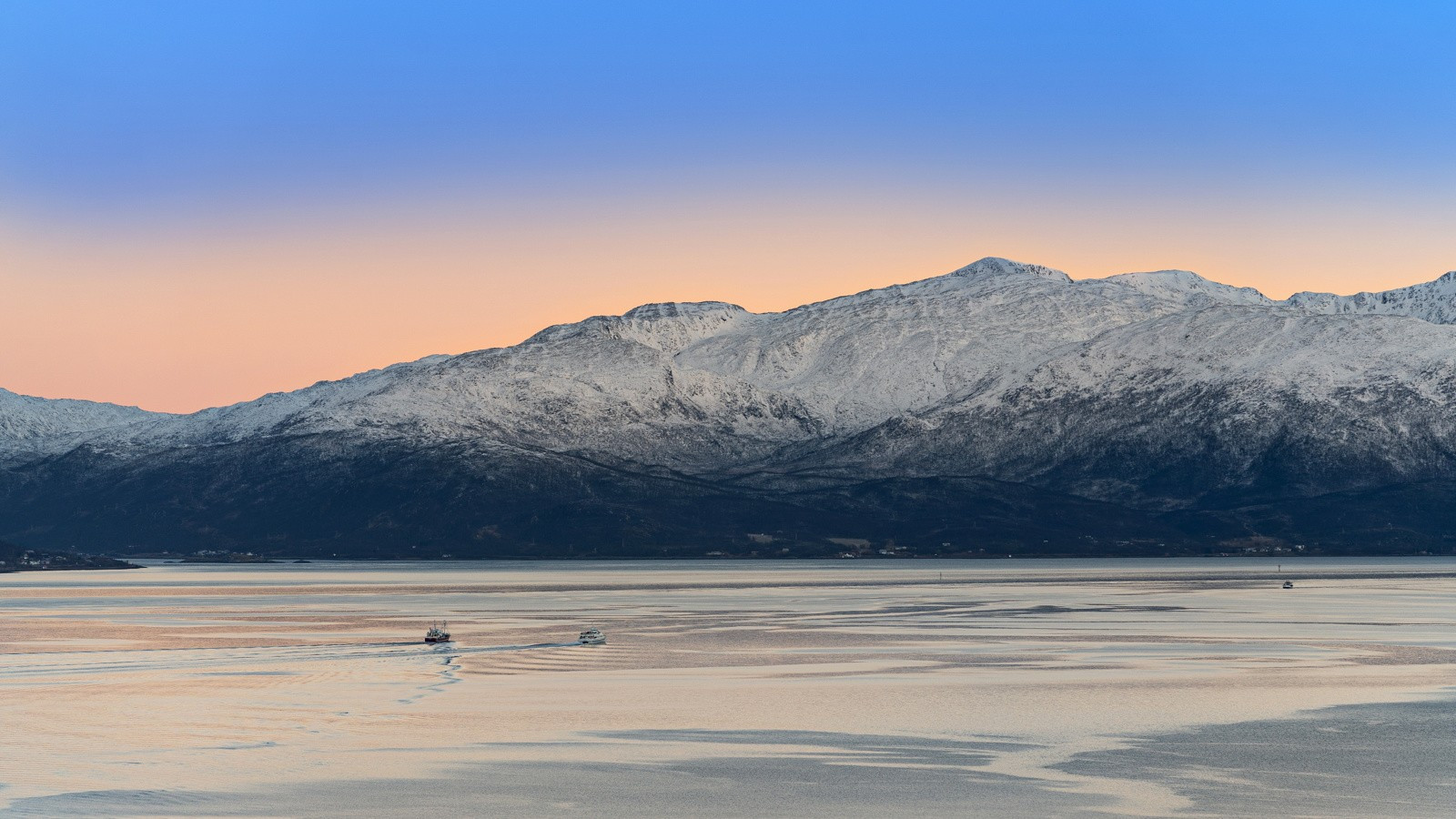 Nydelig utsikt over sjø og majestetiske fjelltopper!