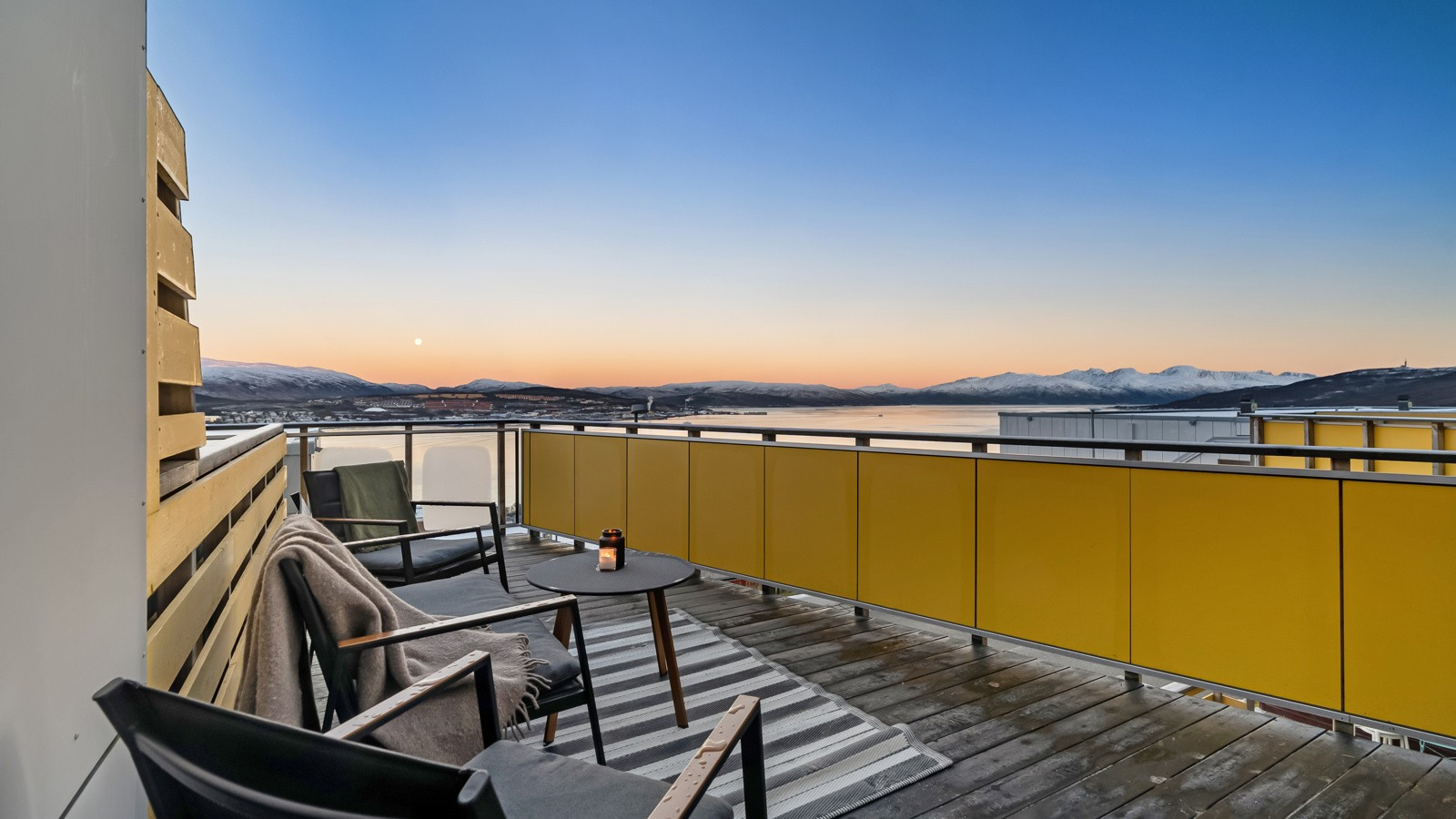 Verandaen er av god størrelse med plass til utemøbler, grill og beplantning.