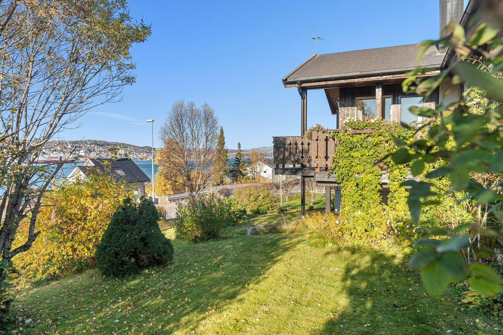 Stor hage med boltreplass for både liten og stor.