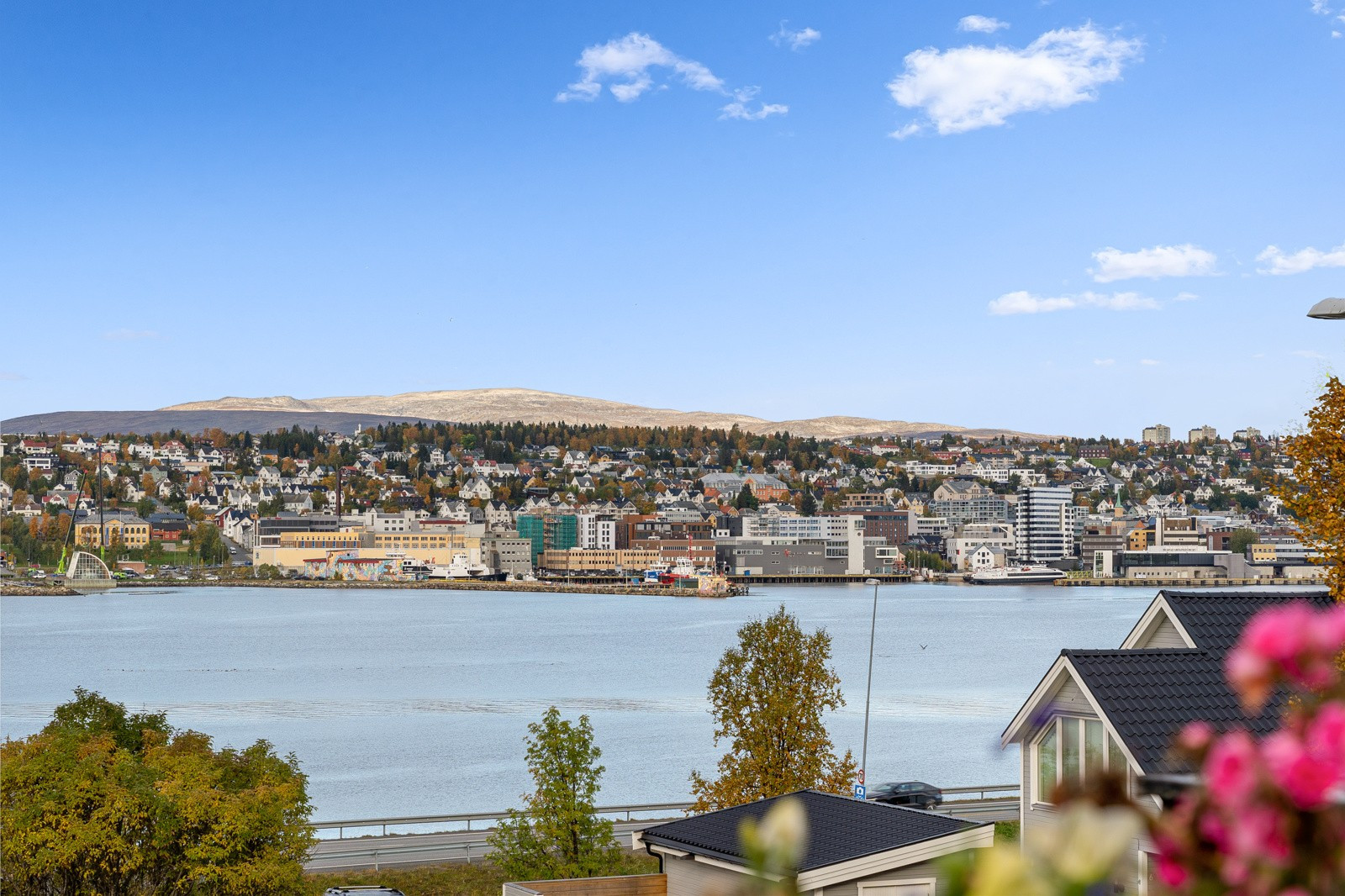 I nærheten av boligen er det busstopp med hyppige avganger til Tromsdalen, sentrum, Jekta, UNN/UiT m.m.