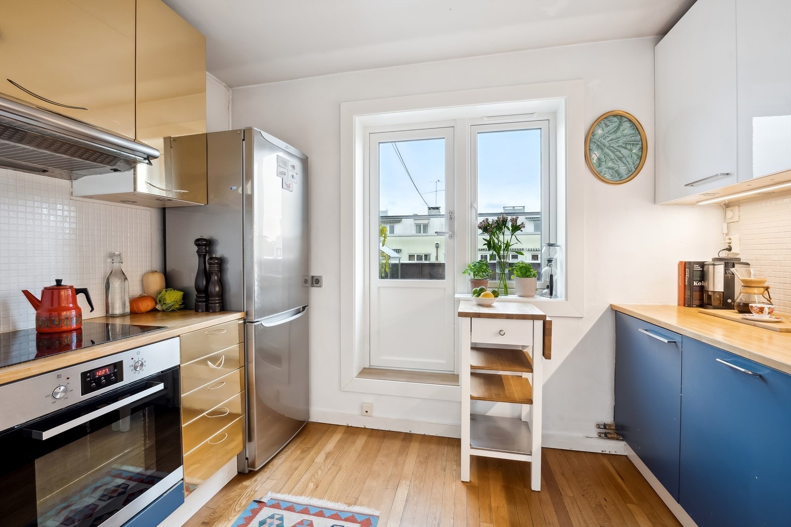 Det separate kjøkkenet har god skap- og benkeplass samt utgang til en av leilighetens 2 solrike takterrasser. Galleribilde