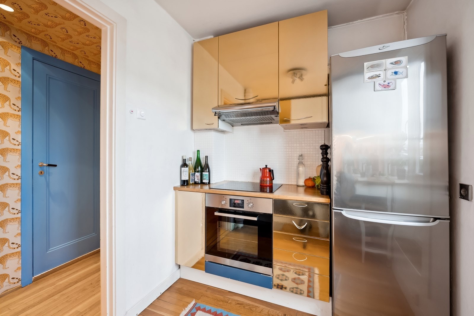 Det er et frittstående kjøl-/fryseskap, og integrerte hvitevarene i form av en induksjonstopp, stekeovn, og oppvaskmaskin. Galleribilde