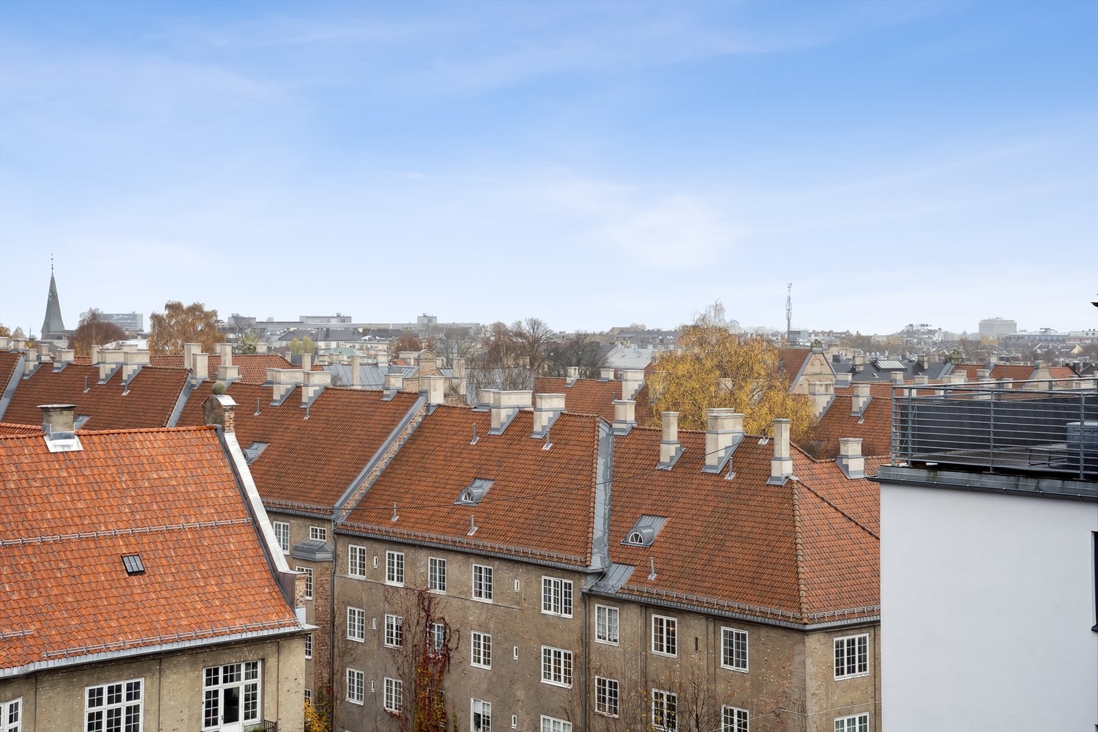 Den fantastiske utsikten kan videre nytes i kapp med de gode solforholdene. Det er morgensol på kjøkkensiden og kveldssol på stuesiden. Galleribilde