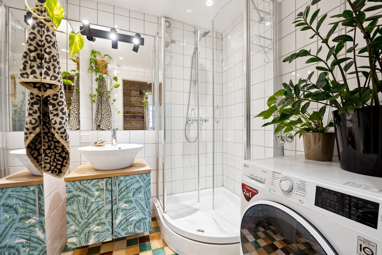 Det flislagte badet er av ukjent alder med senere moderniseringer. Det er downlights i tak, varmekabler på gulv og opplegg for vaskemaskin og tørketrommel. Galleribilde