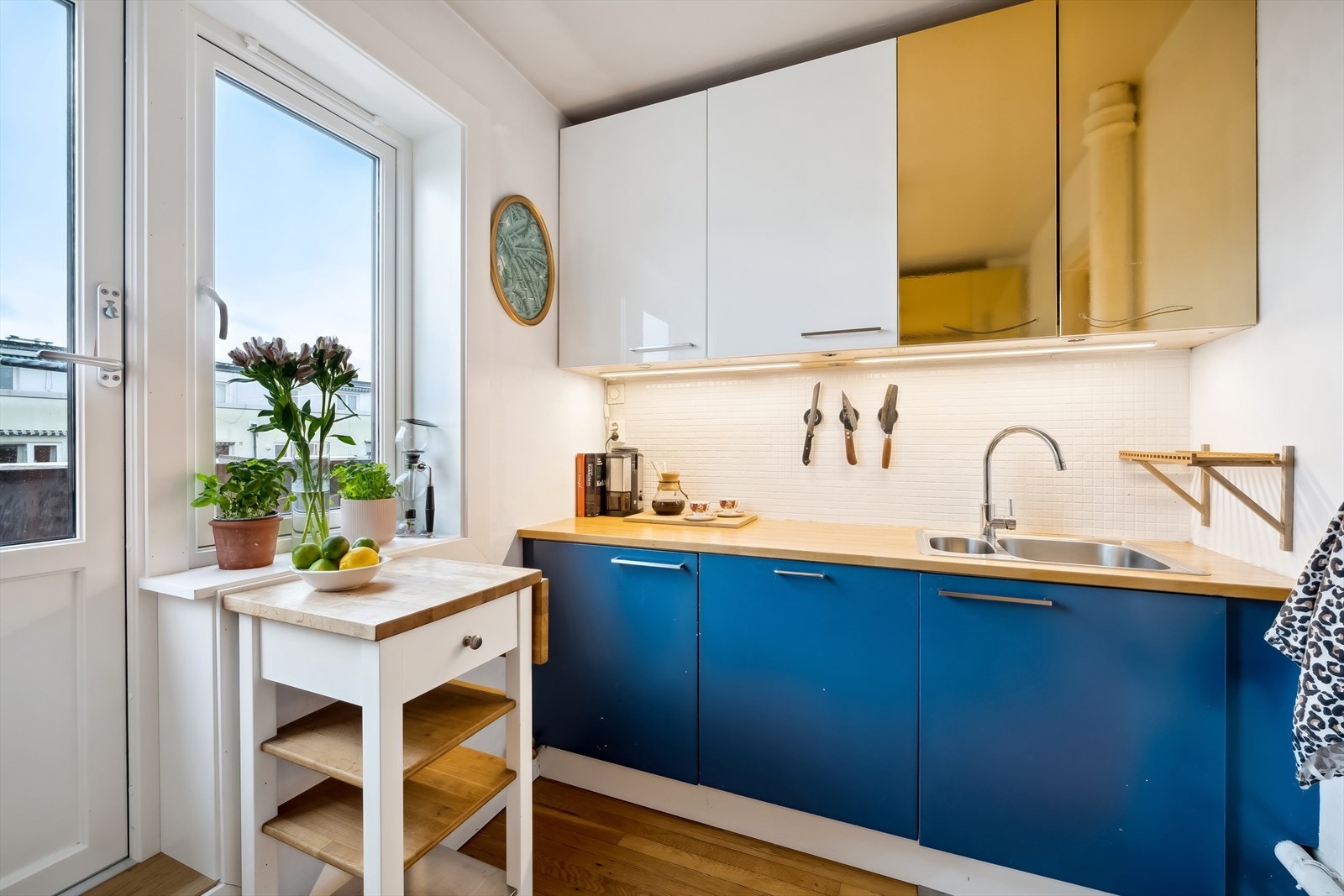 Innredningen består av en plan kjøkkeninnredning med folierte fronter, heltre benkeplate med nedfelt oppvaskkum, hvite mosaikkfliser over benkene, lys under overskapene, samt en ventilator koblet på luftepipe. Galleribilde