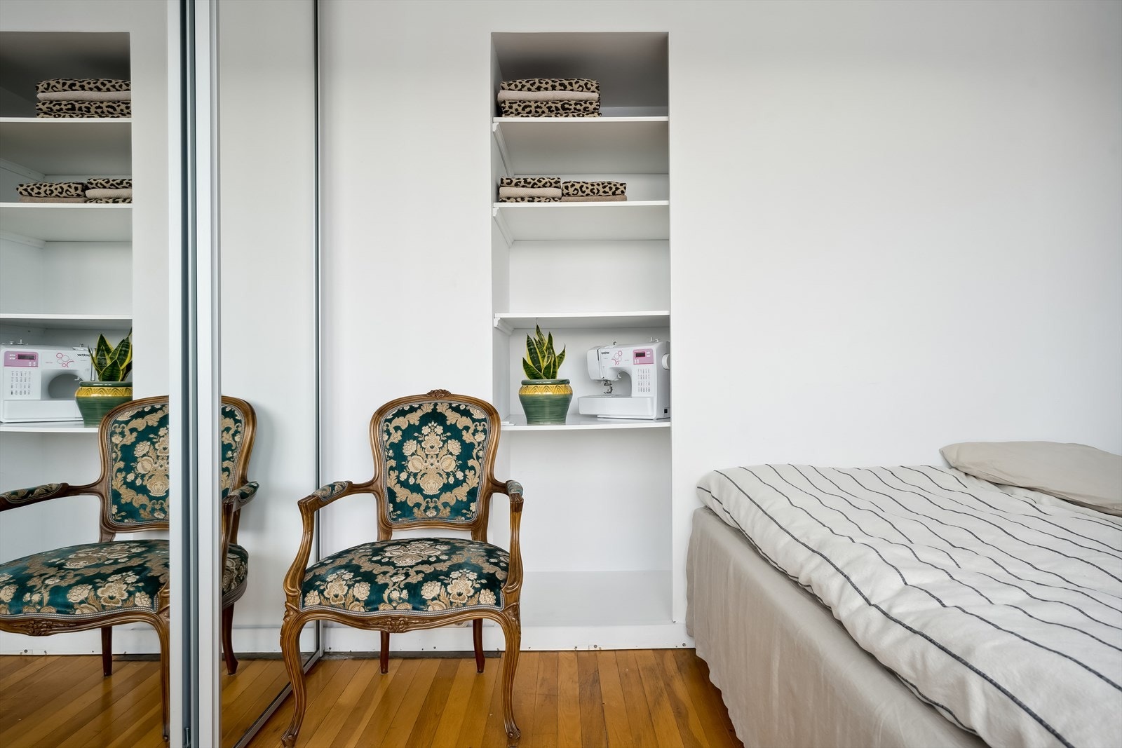 Den praktiske nisjen med hyller gir mulighet for å vise frem favorittgjenstandene. Galleribilde