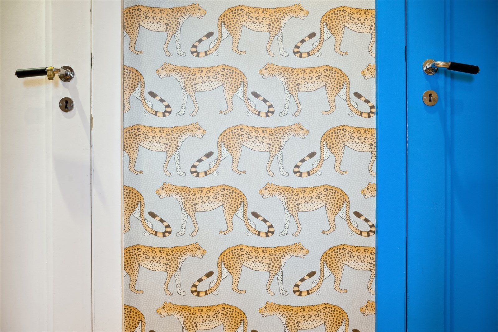 Det er god plass til å henge fra seg yttertøy og sette fra seg sko i det innebygde skapet. Dersom du ønsker mer lagringsplass disponerer leiligheten i tillegg en kjellerbod på ca. 5 m². Galleribilde