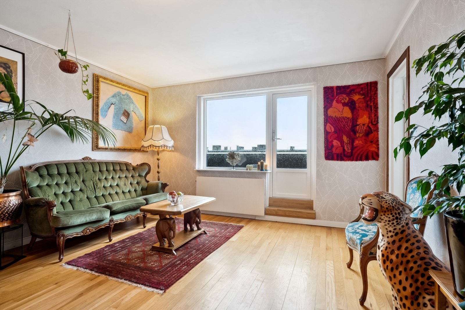 Den romslige stuen er lys og innbydende med god plass til ønsket møblement. Galleribilde