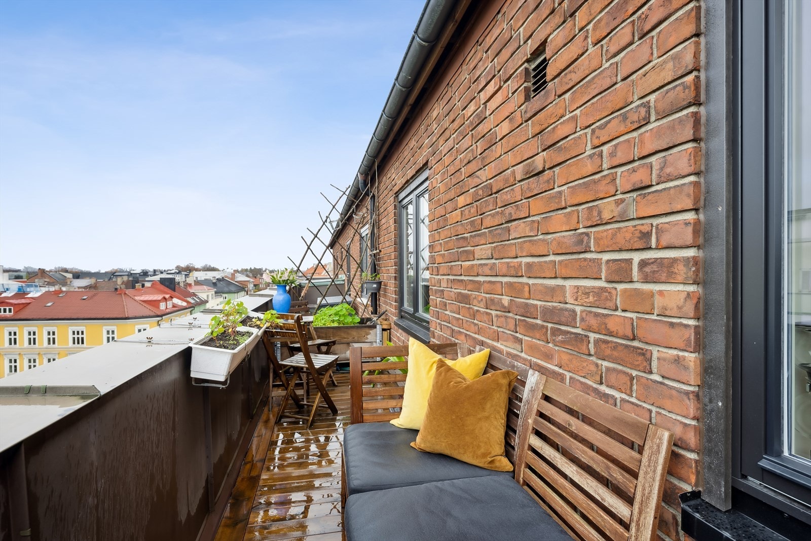 Her er det god plass til en koselig kjøkkenhage for den med grønne fingrer, samt plass til en hyggelig sitteplass eller to. Galleribilde