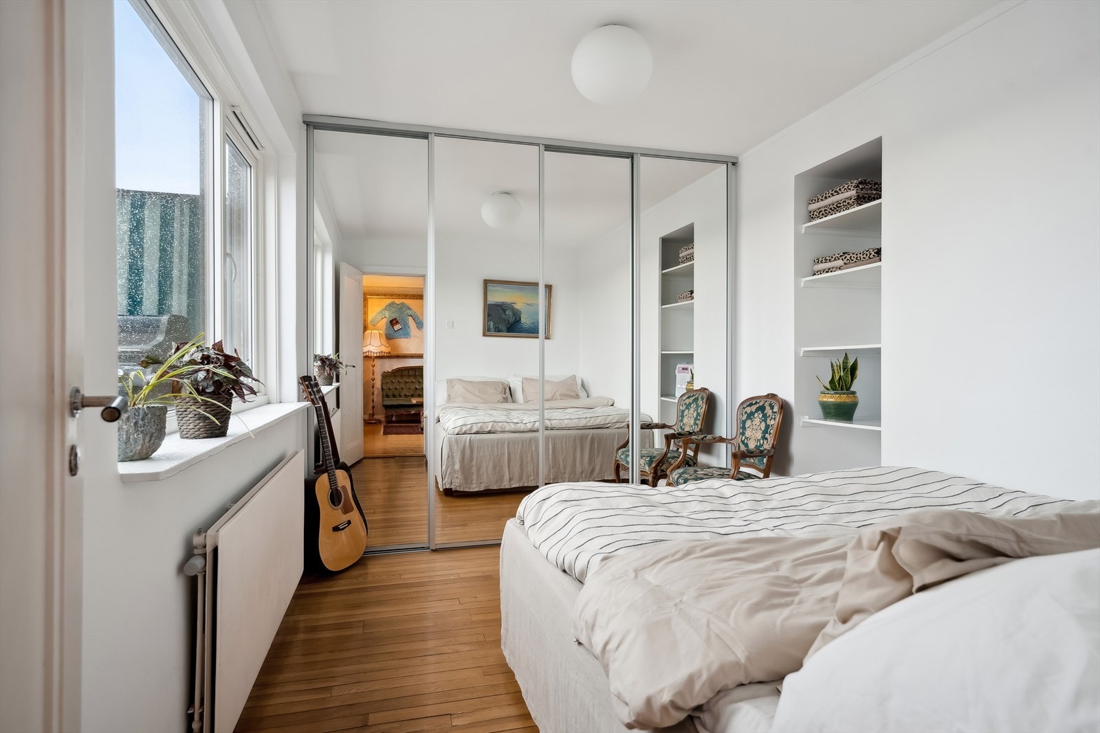 Hovedsoverommet har god plass til en stor dobbeltseng, og den store skyvedørsgarderoben med speildører dekker en hel vegg og sikrer god og oversiktlig oppbevaring. Galleribilde