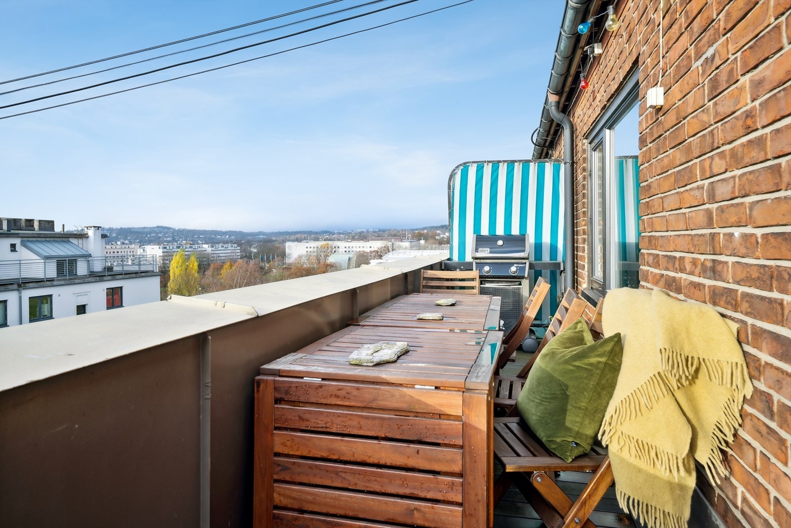 Det er plass til både en koselig sitteplass og et langbord, slik at de herlige grillkveldene (el- og gassgrill) kan nytes i godt lag! Galleribilde