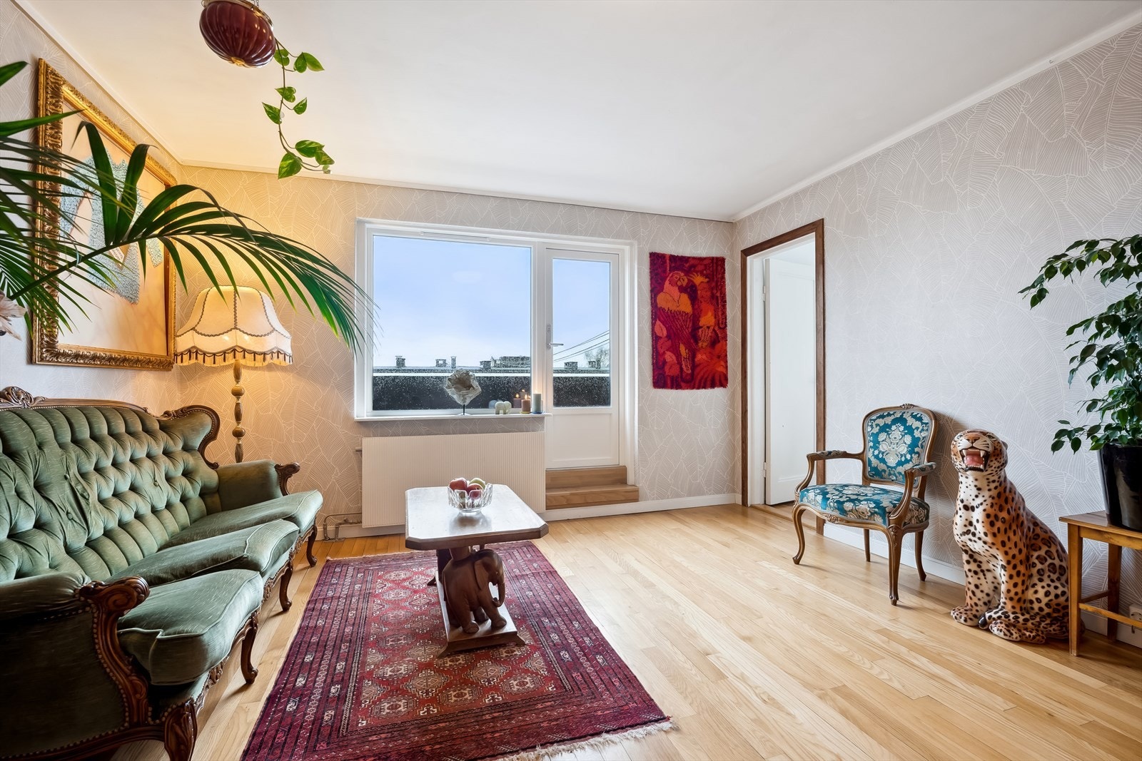 De store vinduene, utgangen til takterrassen, og den gode takhøyden på ca. 2,45 m gir rommet en særdeles luftig og behagelig følelse. Galleribilde