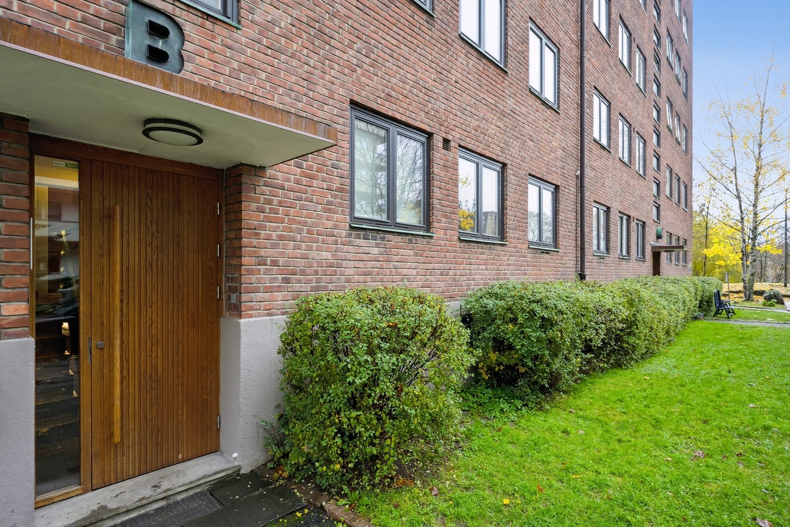 Toppleiligheten ligger i 7. etasje med heis, og byr på store vindusflater, panoramautsikt, orientalske innspill, og en god planløsning. Kjellerbod og skap i felles sykkelbod medfølger, og det er mulighet for leie av p-plass etter venteliste. Galleribilde