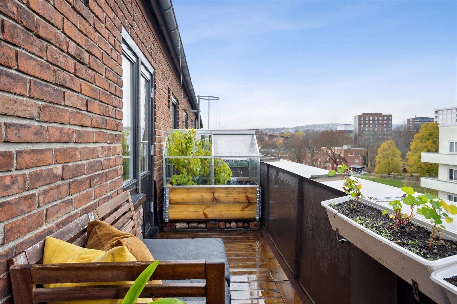 Fra kjøkkenet er det utgang til den andre solrike takterrassen på ca. 9,5 m². Her får du sola inn på morningen. Galleribilde