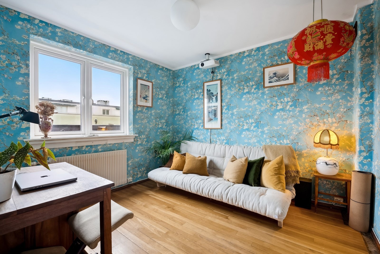 Det andre soverommet er tapetsert med orientalsk inspirasjon. Galleribilde