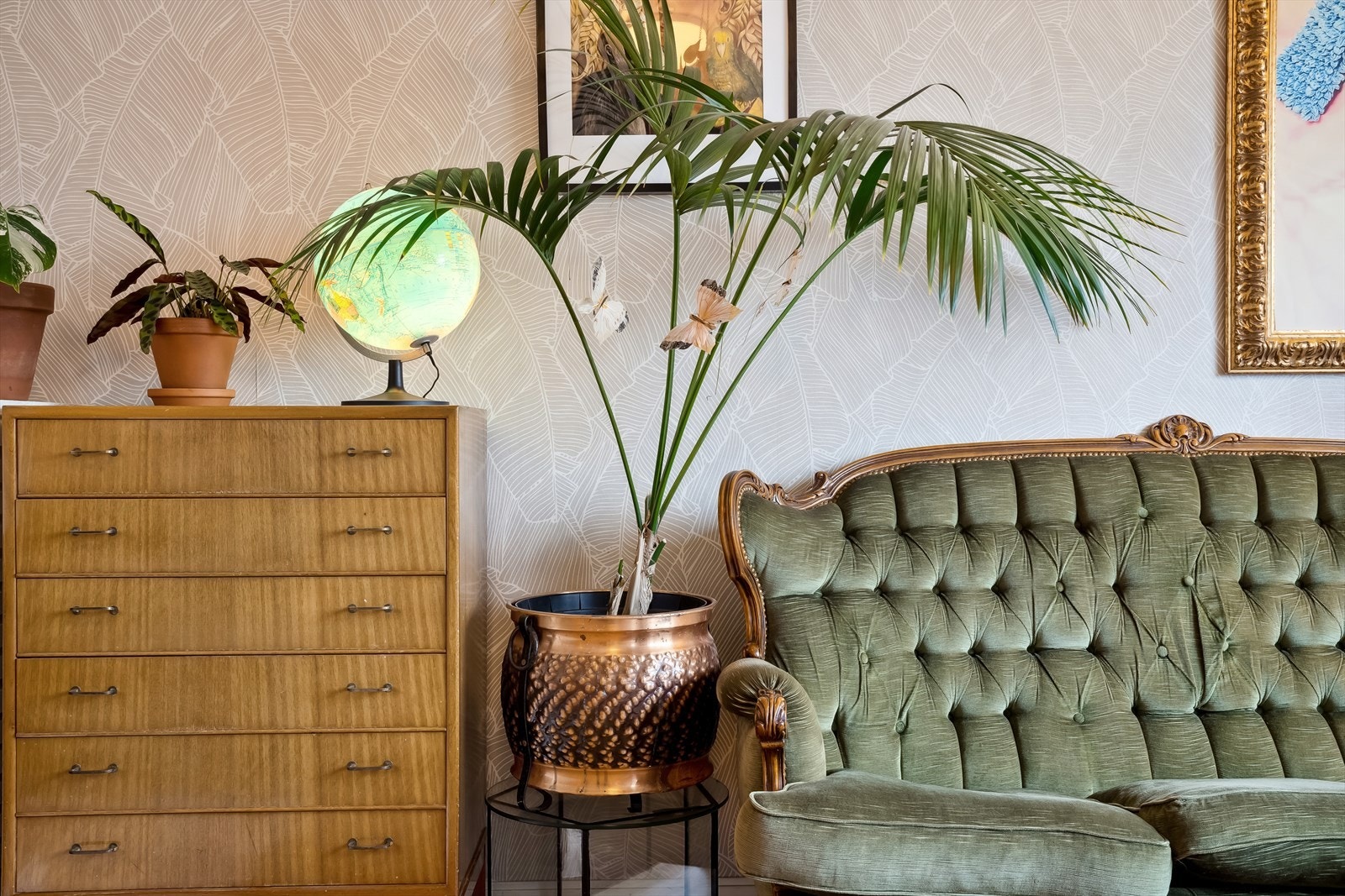 Stuen er leilighetens hjerte og inviterer til både sosiale sammenkomster og rolig avslapping. Galleribilde