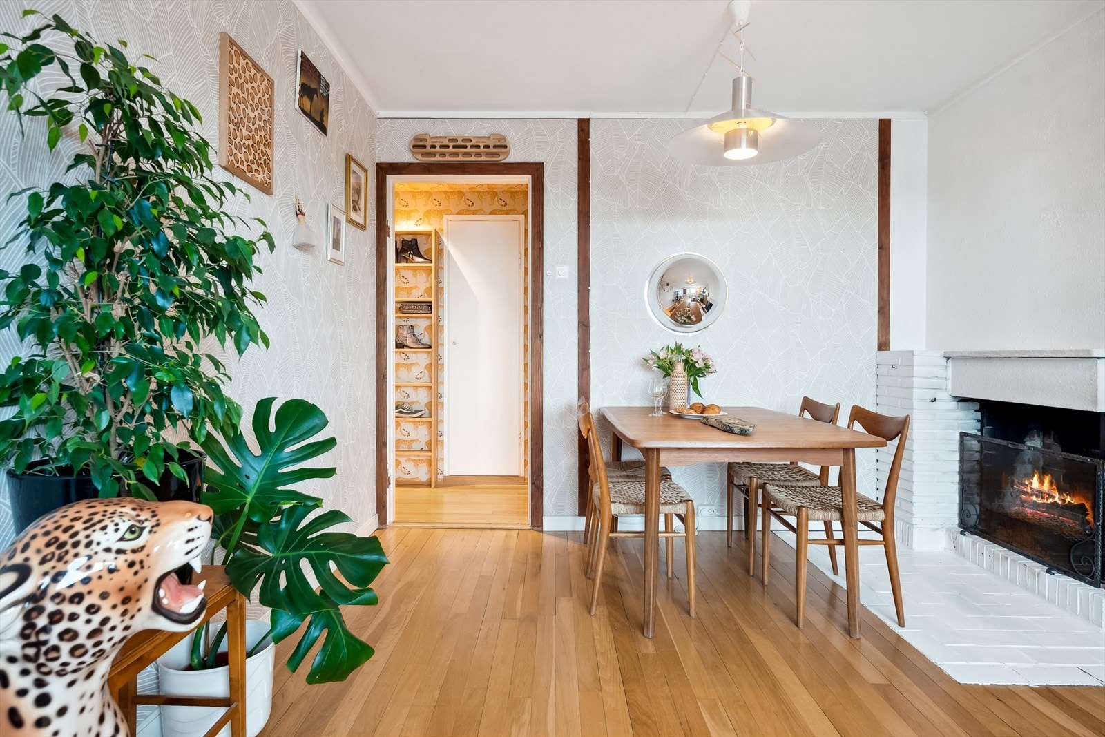 Den sjarmfulle åpne peisen sørger for hygge og varme under kalde høstkvelder. Galleribilde