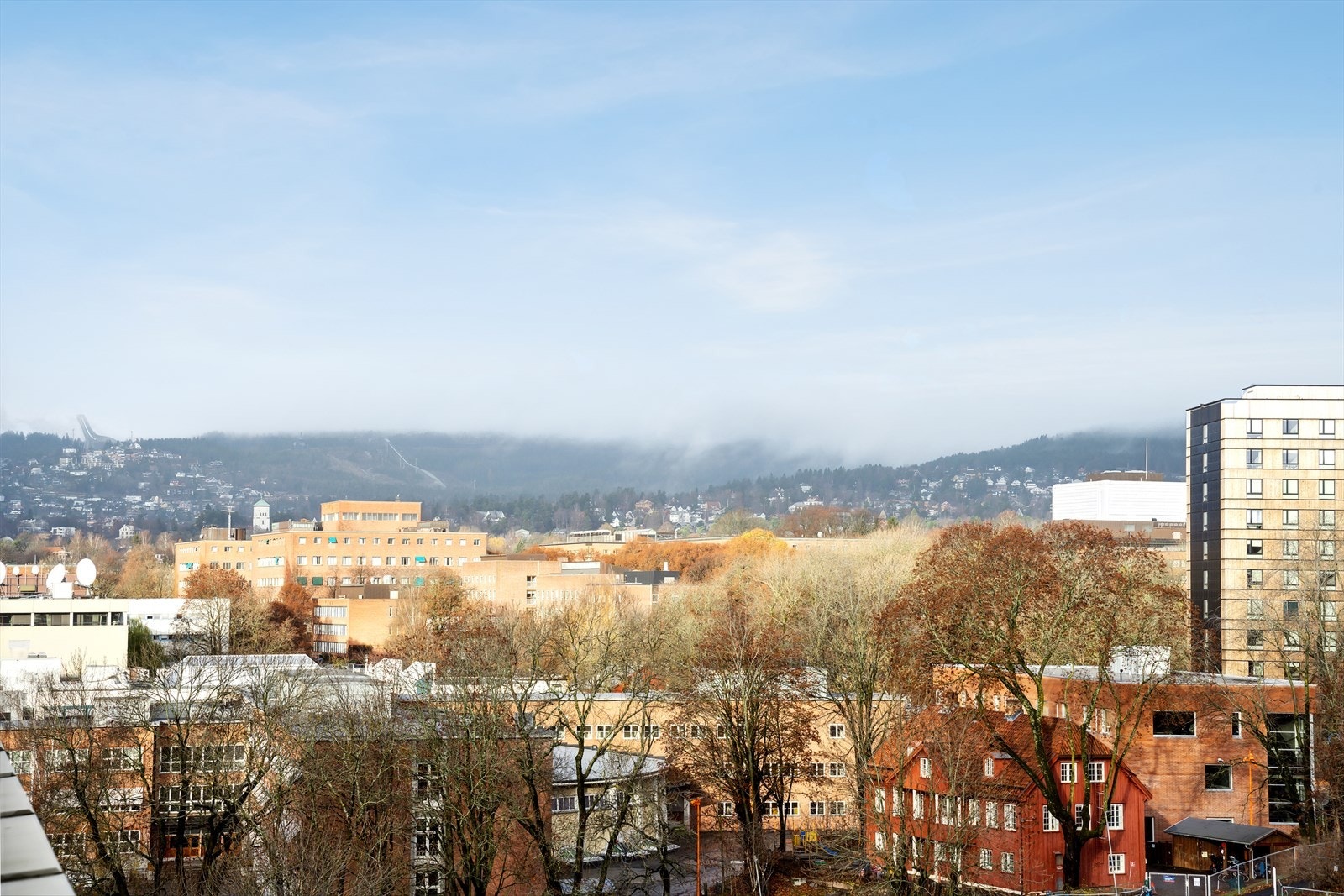 Boligen ligger i byggets toppetasje og det er heisadkomst i bygget. Galleribilde