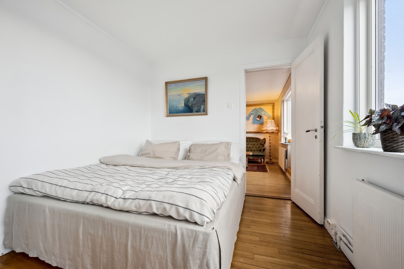 Leiligheten har 2 soverom, hvor begge soverom har store vinduer og gode lysforhold. Galleribilde