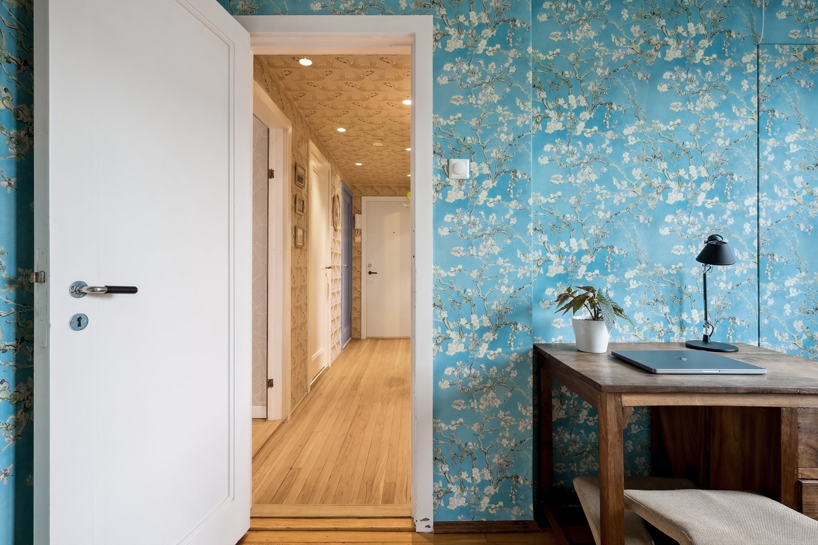 Soverommene ligger i hver ende av leiligheten. Galleribilde