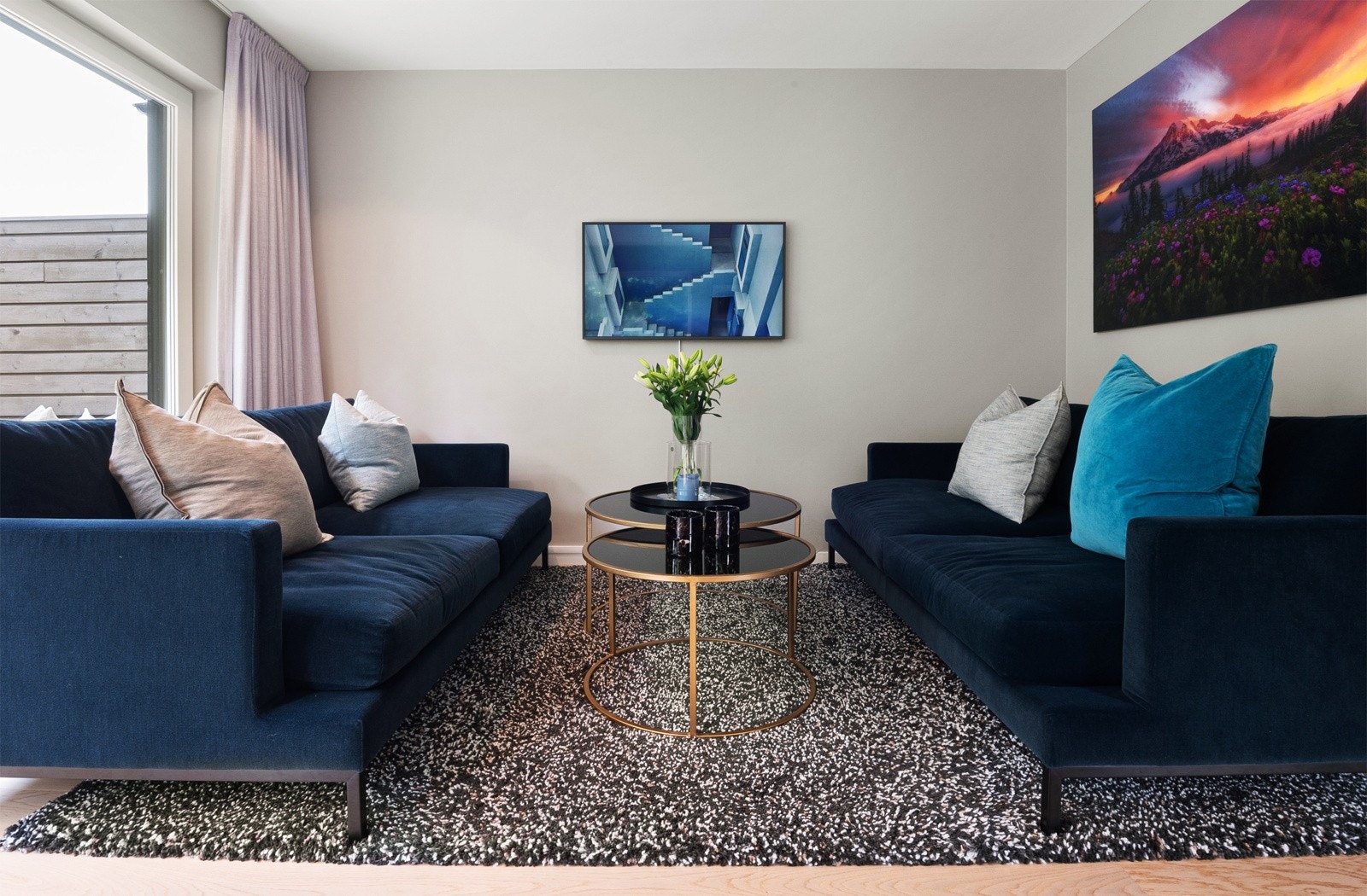 Det er godt med plass for en større sofagruppe i stuen. Galleribilde