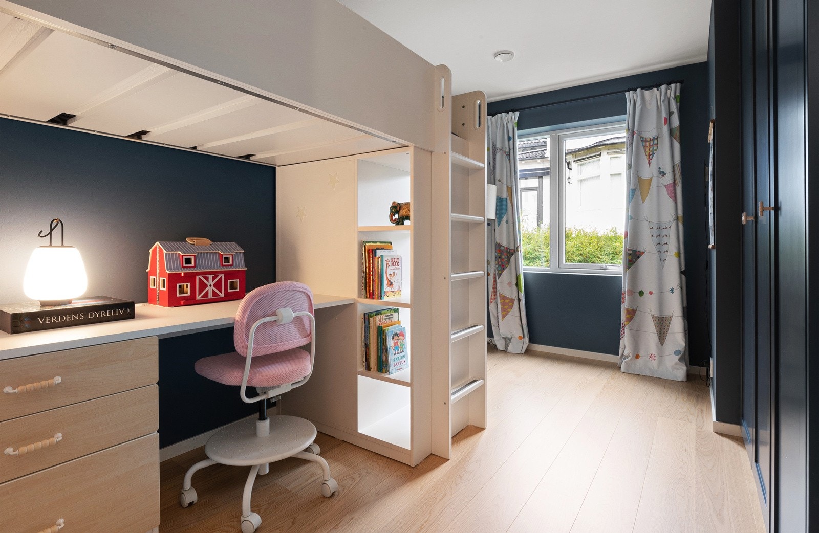 Soverom 2 - Alle soverommene er malt i tidsriktige farger. Galleribilde