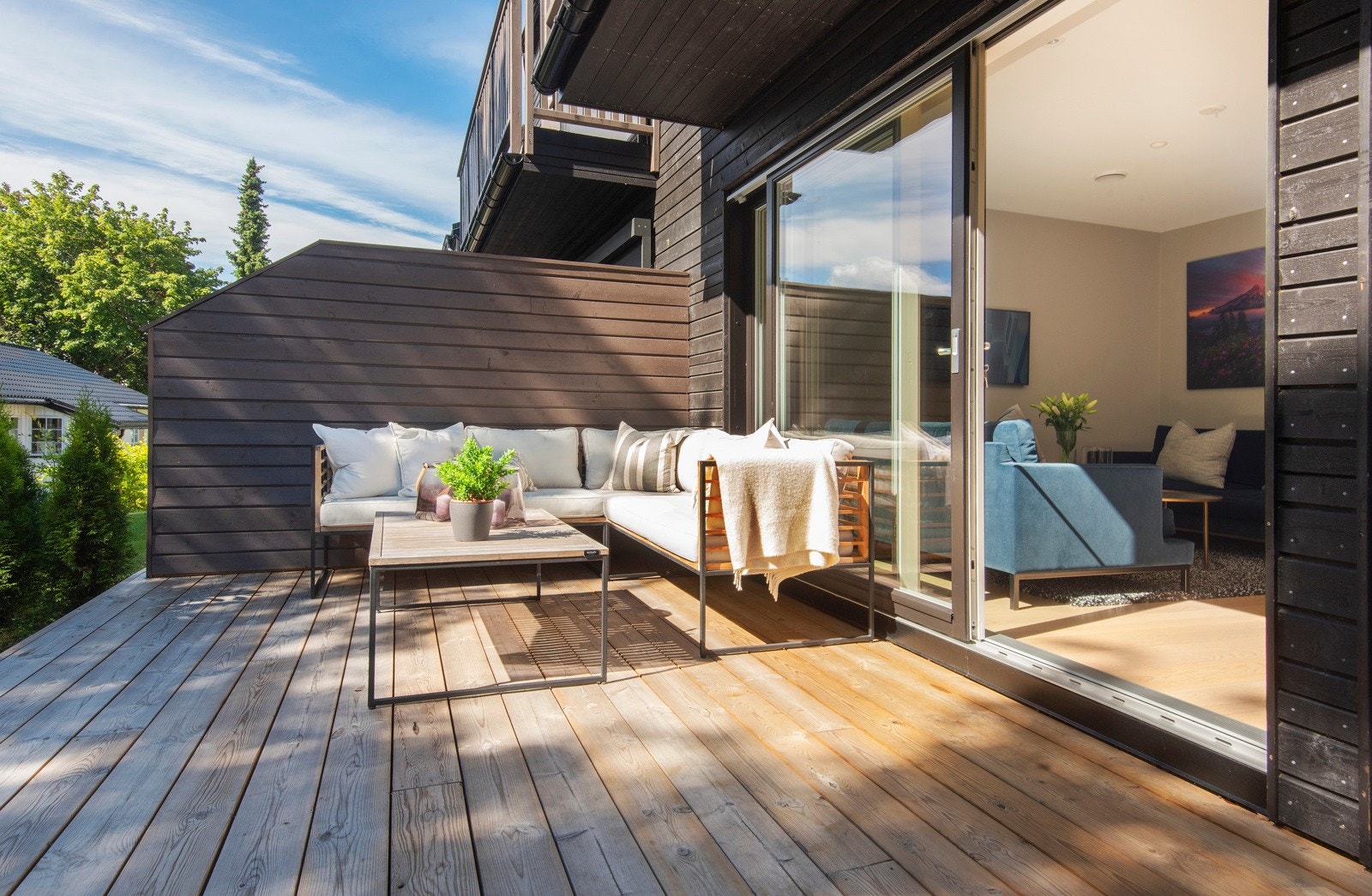 Det er levegg mot nabo, dekke av tre og god plass til utemøbler. Galleribilde