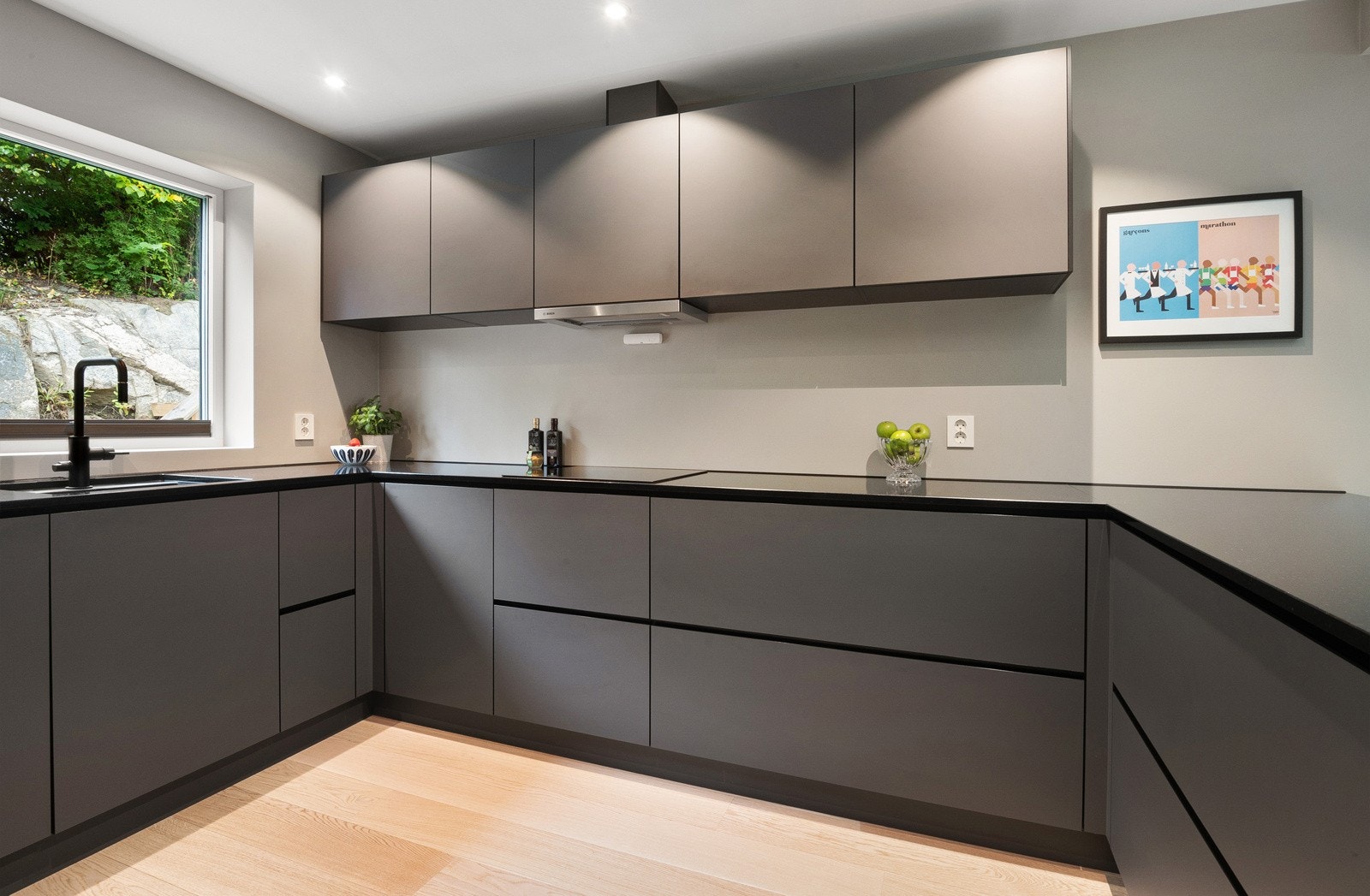 Det er vindu over vaskebenken og godt med downlights i tak, så arbeidssonen er godt opplyst. Galleribilde